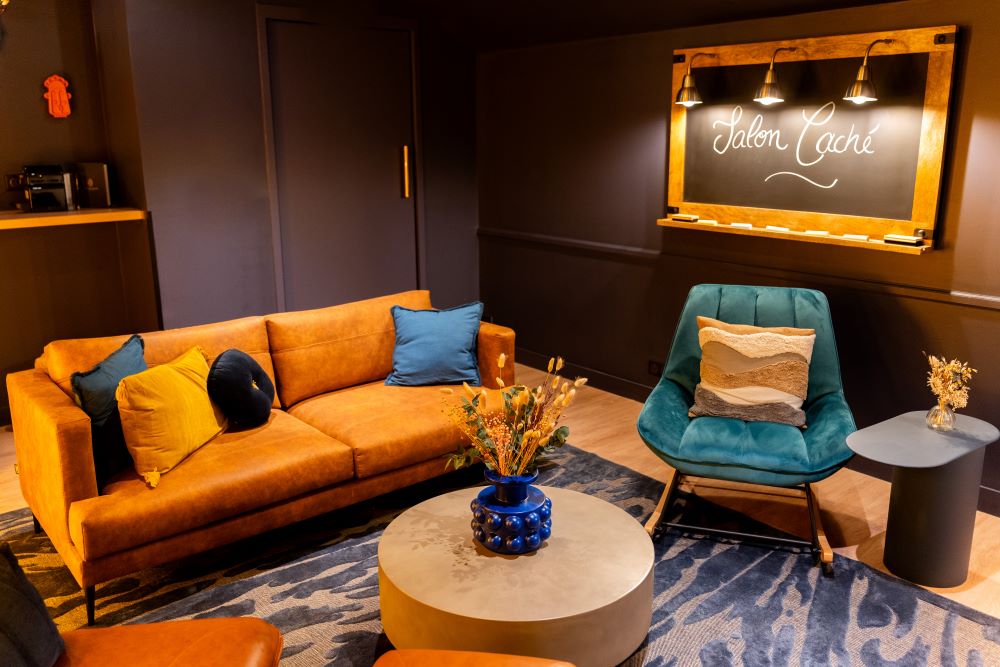 Salon privé décoré pour un anniversaire d'enfant à l'hôtel