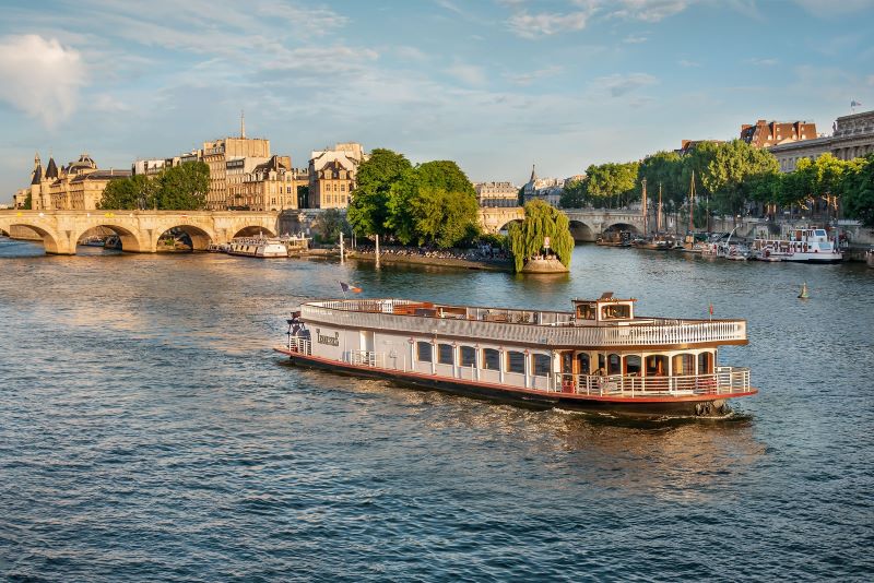 Soirée entreprise sur une péniche à Paris
